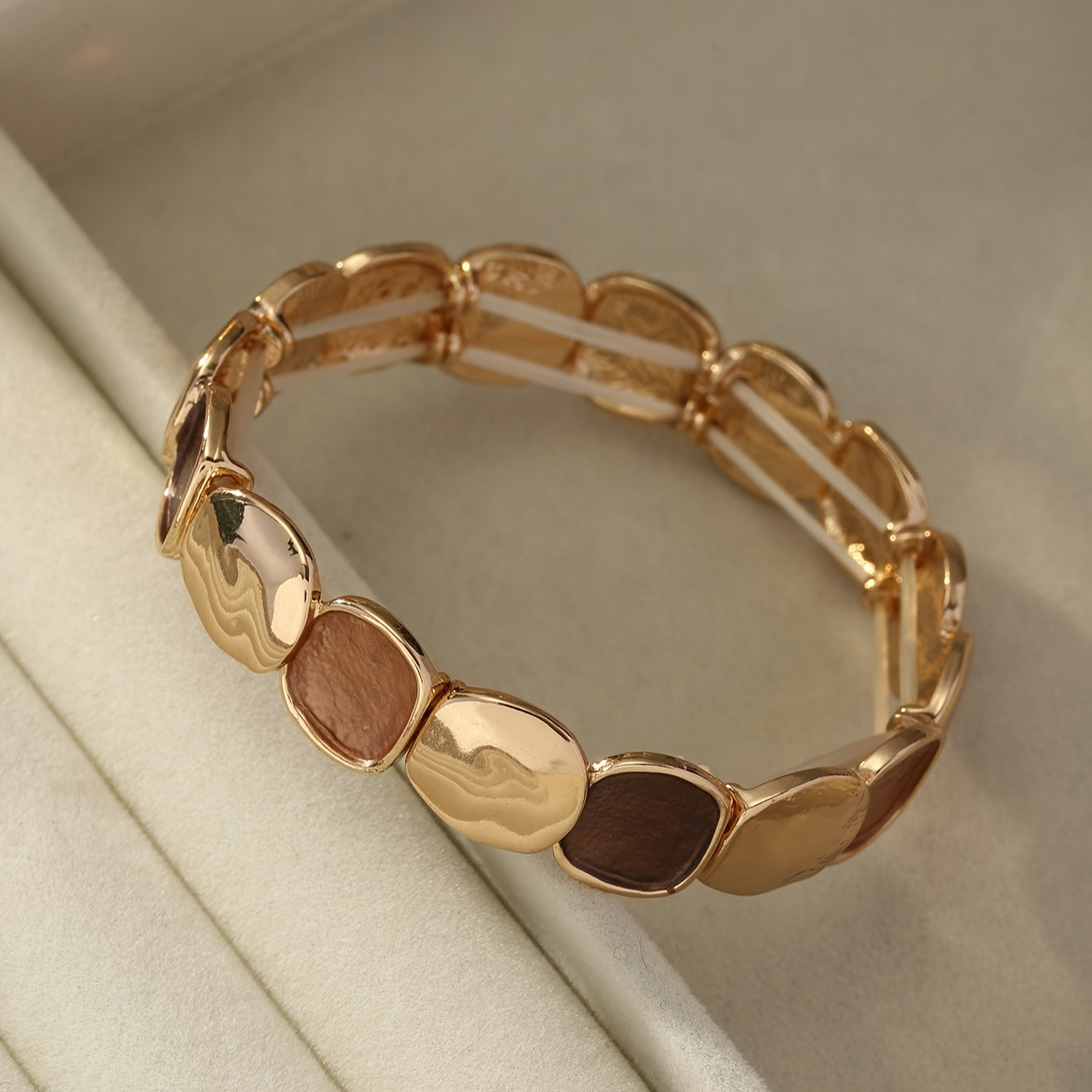 Uma Brincadeira de Punho Elástica Geométrica Estilo Boho, Projetada para Mulheres, Apresentando um Pulseira Dourada Trendy Feita de Liga de Zinco com um Processo de Revestimento Fino. O Seu Design Minimalista Torna-o Perfeito para Uso Diário, Festas de Da