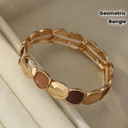 Uma Brincadeira de Punho Elástica Geométrica Estilo Boho, Projetada para Mulheres, Apresentando um Pulseira Dourada Trendy Feita de Liga de Zinco com um Processo de Revestimento Fino. O Seu Design Minimalista Torna-o Perfeito para Uso Diário, Festas de Da