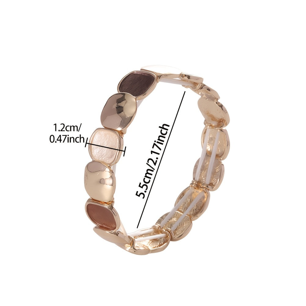 Uma Brincadeira de Punho Elástica Geométrica Estilo Boho, Projetada para Mulheres, Apresentando um Pulseira Dourada Trendy Feita de Liga de Zinco com um Processo de Revestimento Fino. O Seu Design Minimalista Torna-o Perfeito para Uso Diário, Festas de Da
