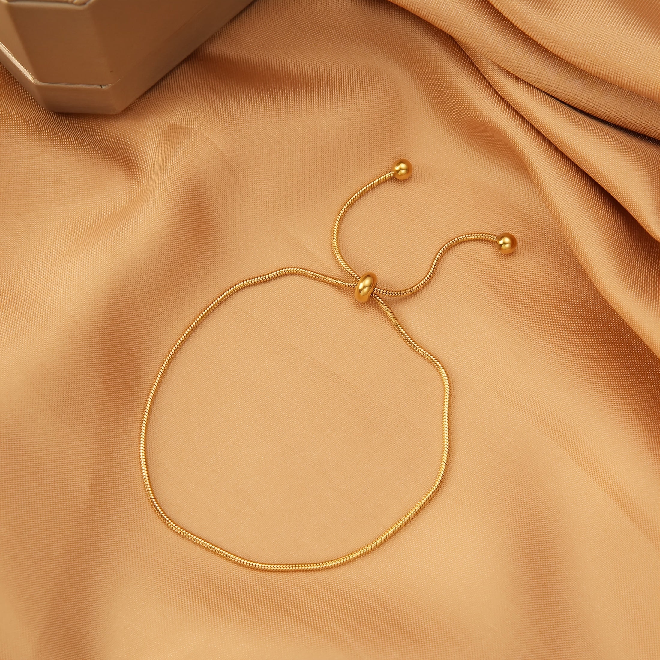 1 pulseira de aço inoxidável, elegante e delicada, adequada para uso diário e feriados, e com um temperamento fácil de usar.