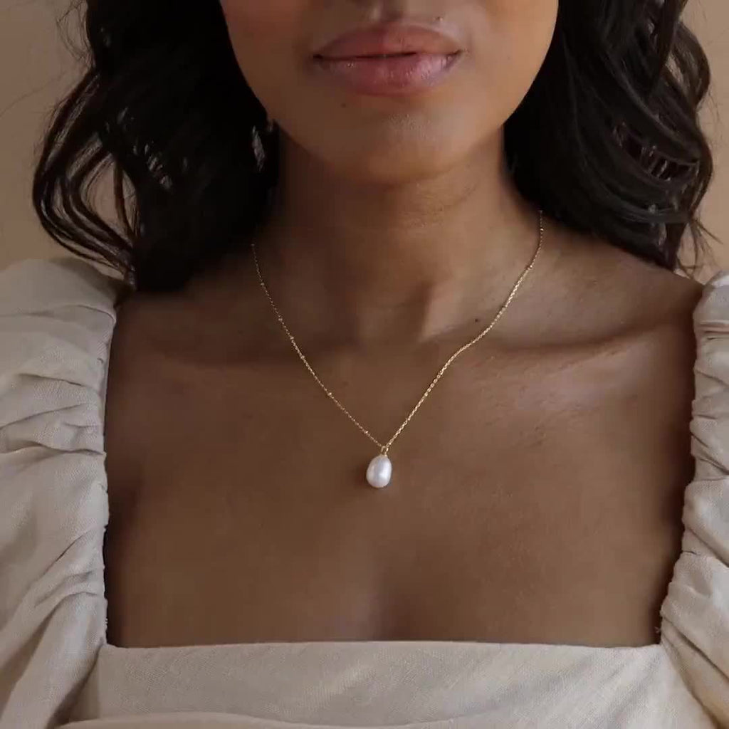 1pc Retro French Freshwater Pearl Pendant Necklace, with a Fashionable Design And Elegant Temperament for Women. It Is Versatile All Year Round And a Birthday Gift for Friends, Mothers, And Daughters