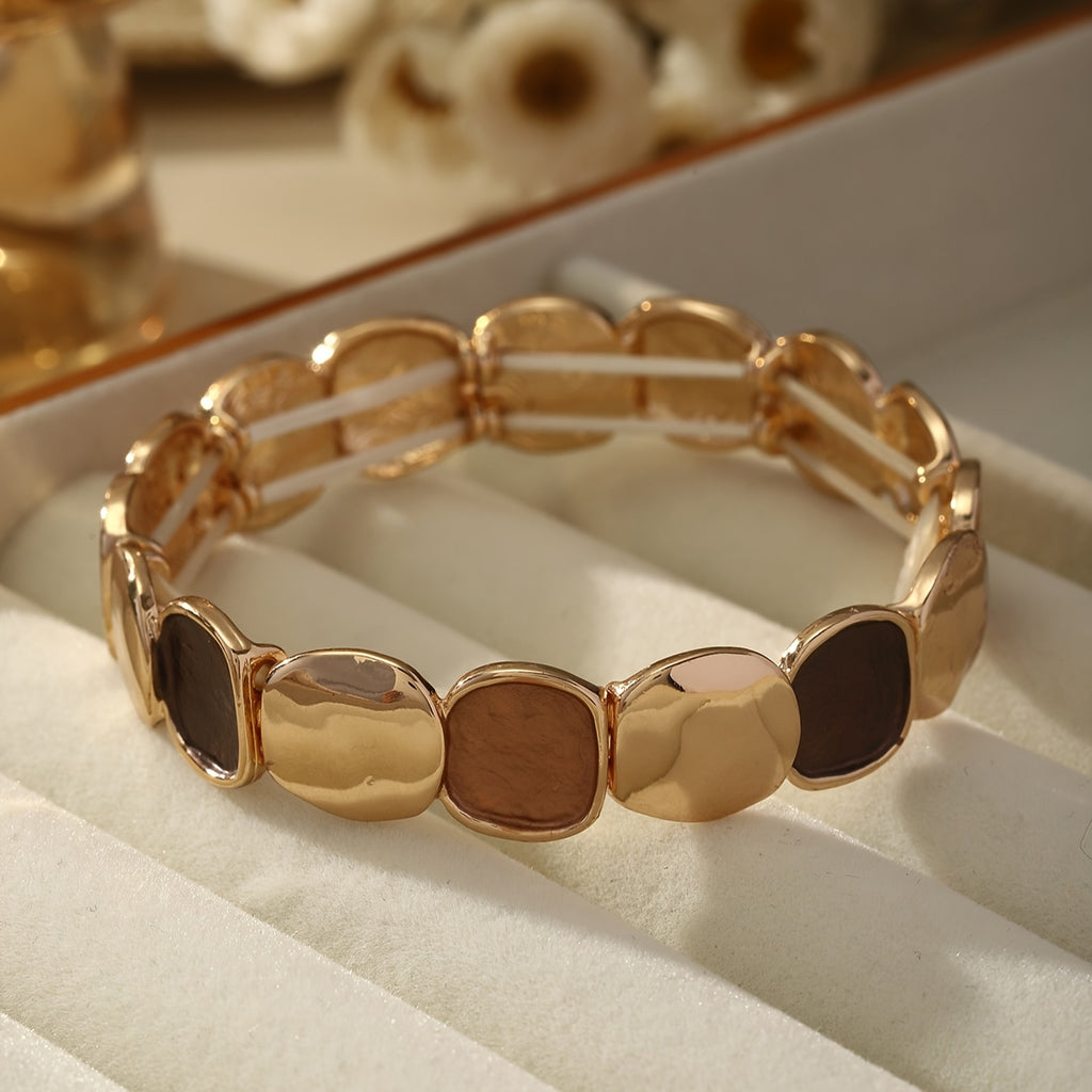 Uma Brincadeira de Punho Elástica Geométrica Estilo Boho, Projetada para Mulheres, Apresentando um Pulseira Dourada Trendy Feita de Liga de Zinco com um Processo de Revestimento Fino. O Seu Design Minimalista Torna-o Perfeito para Uso Diário, Festas de Da