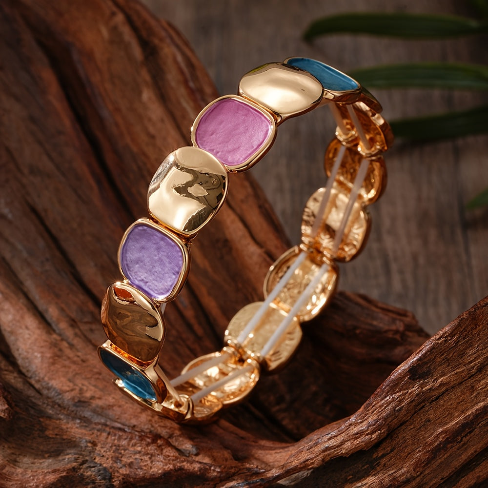 Uma Brincadeira de Punho Elástica Geométrica Estilo Boho, Projetada para Mulheres, Apresentando um Pulseira Dourada Trendy Feita de Liga de Zinco com um Processo de Revestimento Fino. O Seu Design Minimalista Torna-o Perfeito para Uso Diário, Festas de Da