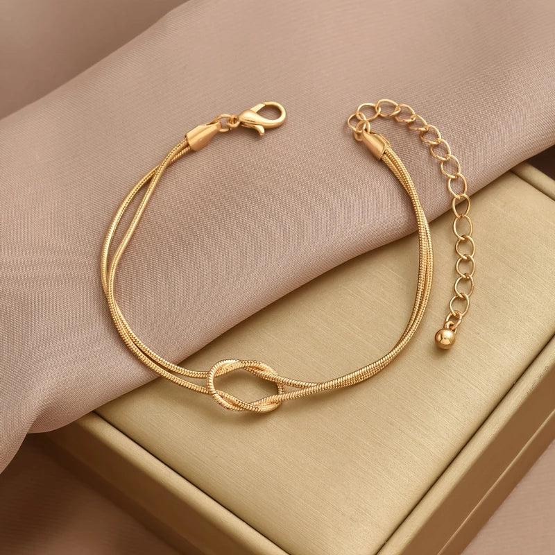 Bracelets for Women – Everknot Gold Knot Bracelet close-up on knot