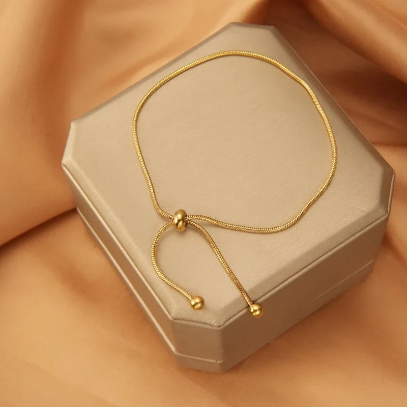Bracelets for Women – Seraphine Adjustable Gold Bracelet detail shot