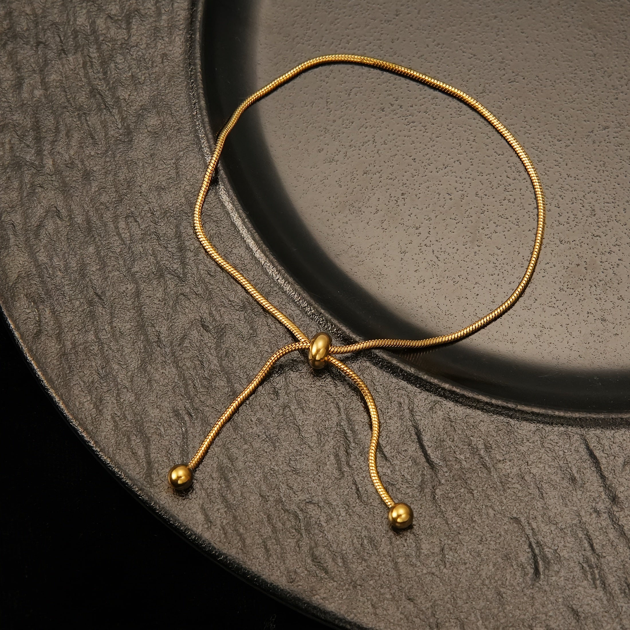 1 pulseira de aço inoxidável, elegante e delicada, adequada para uso diário e feriados, e com um temperamento fácil de usar.