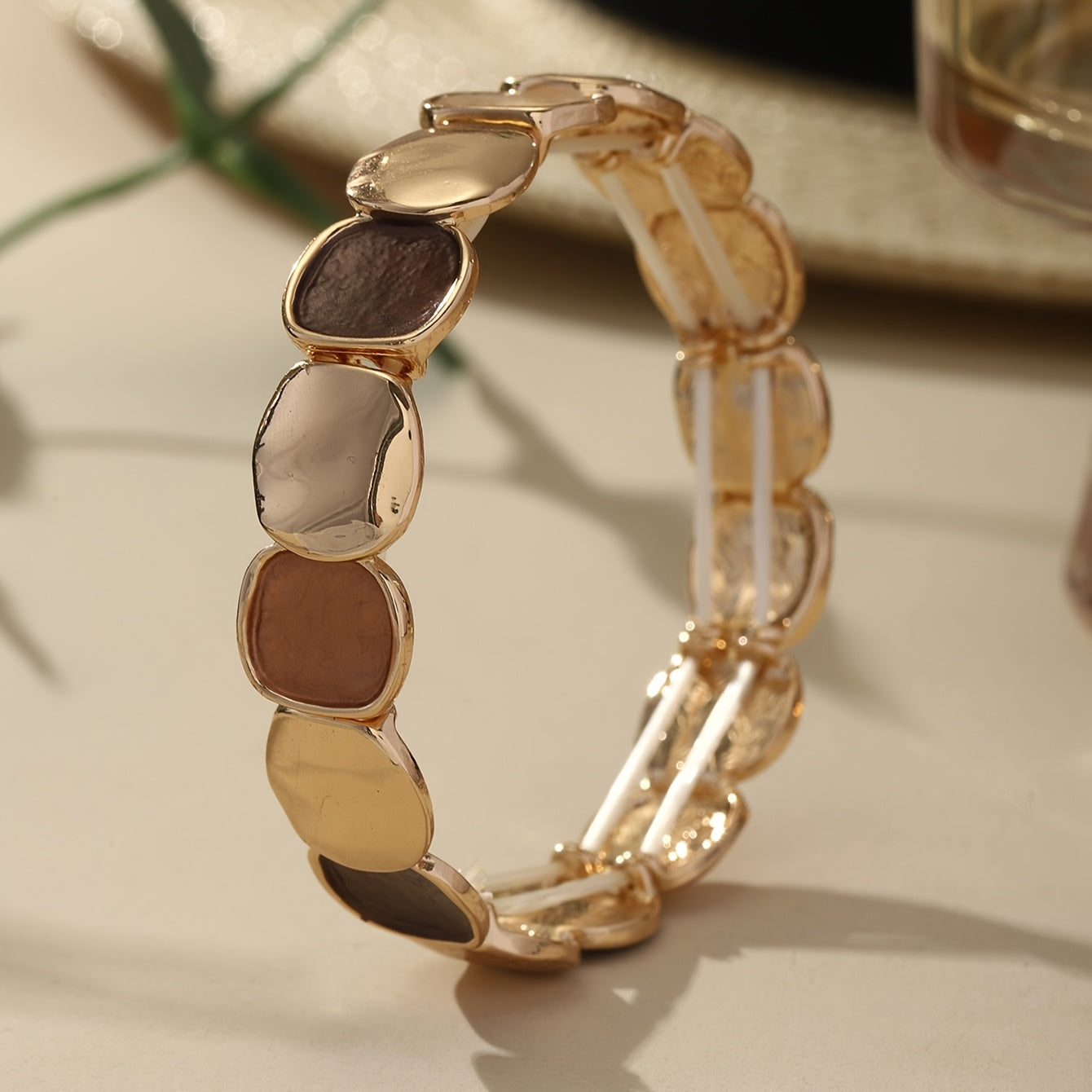 Uma Brincadeira de Punho Elástica Geométrica Estilo Boho, Projetada para Mulheres, Apresentando um Pulseira Dourada Trendy Feita de Liga de Zinco com um Processo de Revestimento Fino. O Seu Design Minimalista Torna-o Perfeito para Uso Diário, Festas de Da