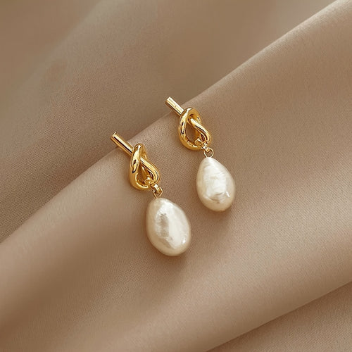 1 Pair of Personalized Design Elegant Temperament Knotted Baroque Imitation Pearl Earrings, Suitable for Women'S Daily Decoration And Banquet Creative Gifts
