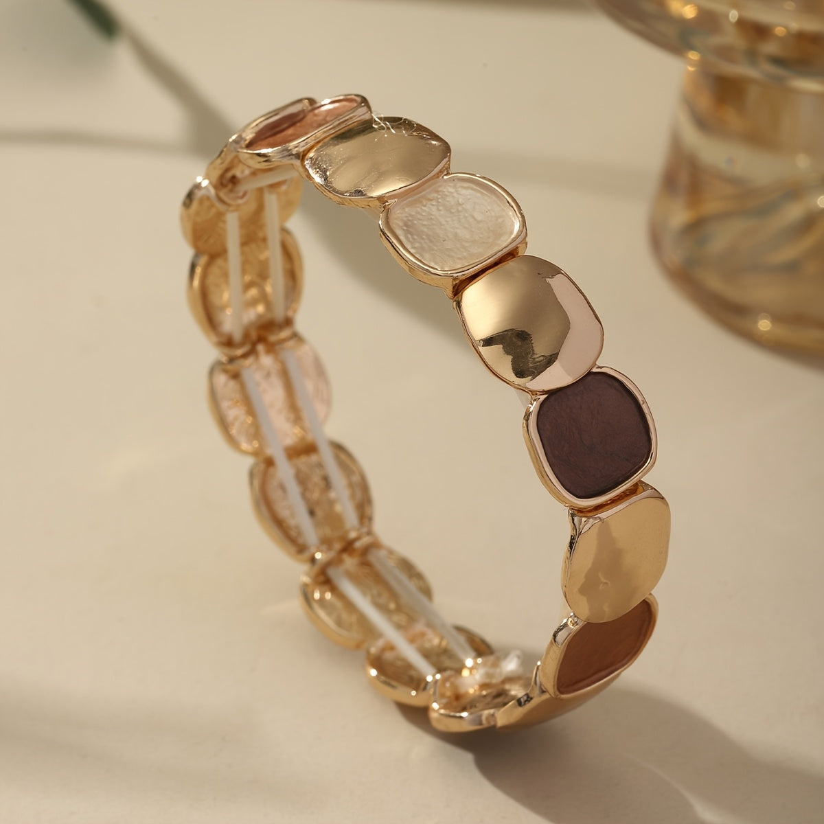 Uma Brincadeira de Punho Elástica Geométrica Estilo Boho, Projetada para Mulheres, Apresentando um Pulseira Dourada Trendy Feita de Liga de Zinco com um Processo de Revestimento Fino. O Seu Design Minimalista Torna-o Perfeito para Uso Diário, Festas de Da