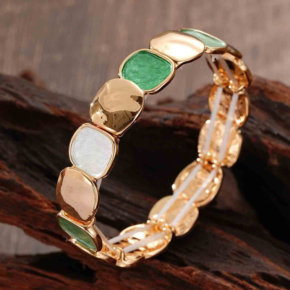 Uma Brincadeira de Punho Elástica Geométrica Estilo Boho, Projetada para Mulheres, Apresentando um Pulseira Dourada Trendy Feita de Liga de Zinco com um Processo de Revestimento Fino. O Seu Design Minimalista Torna-o Perfeito para Uso Diário, Festas de Da