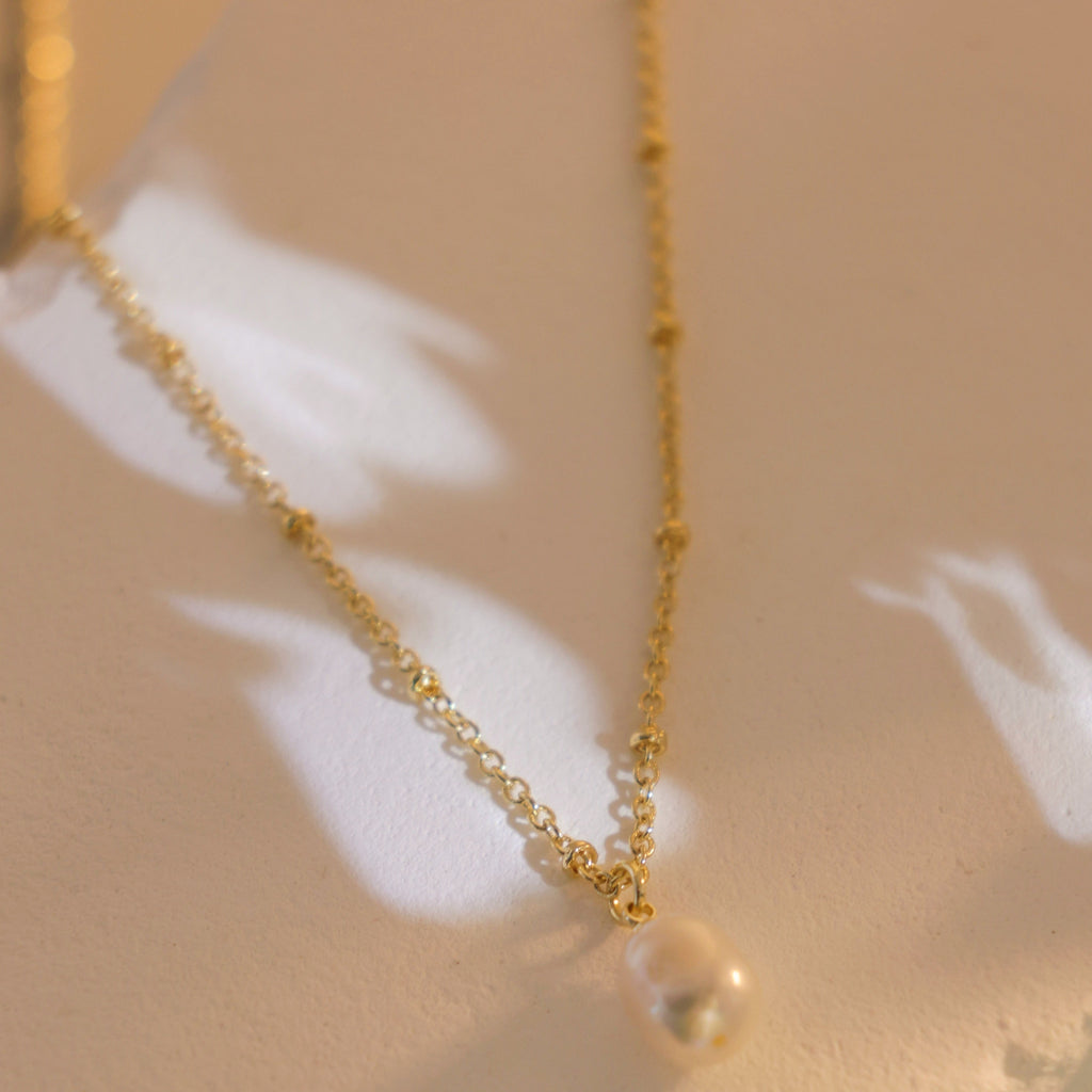 1pc Retro French Freshwater Pearl Pendant Necklace, with a Fashionable Design And Elegant Temperament for Women. It Is Versatile All Year Round And a Birthday Gift for Friends, Mothers, And Daughters
