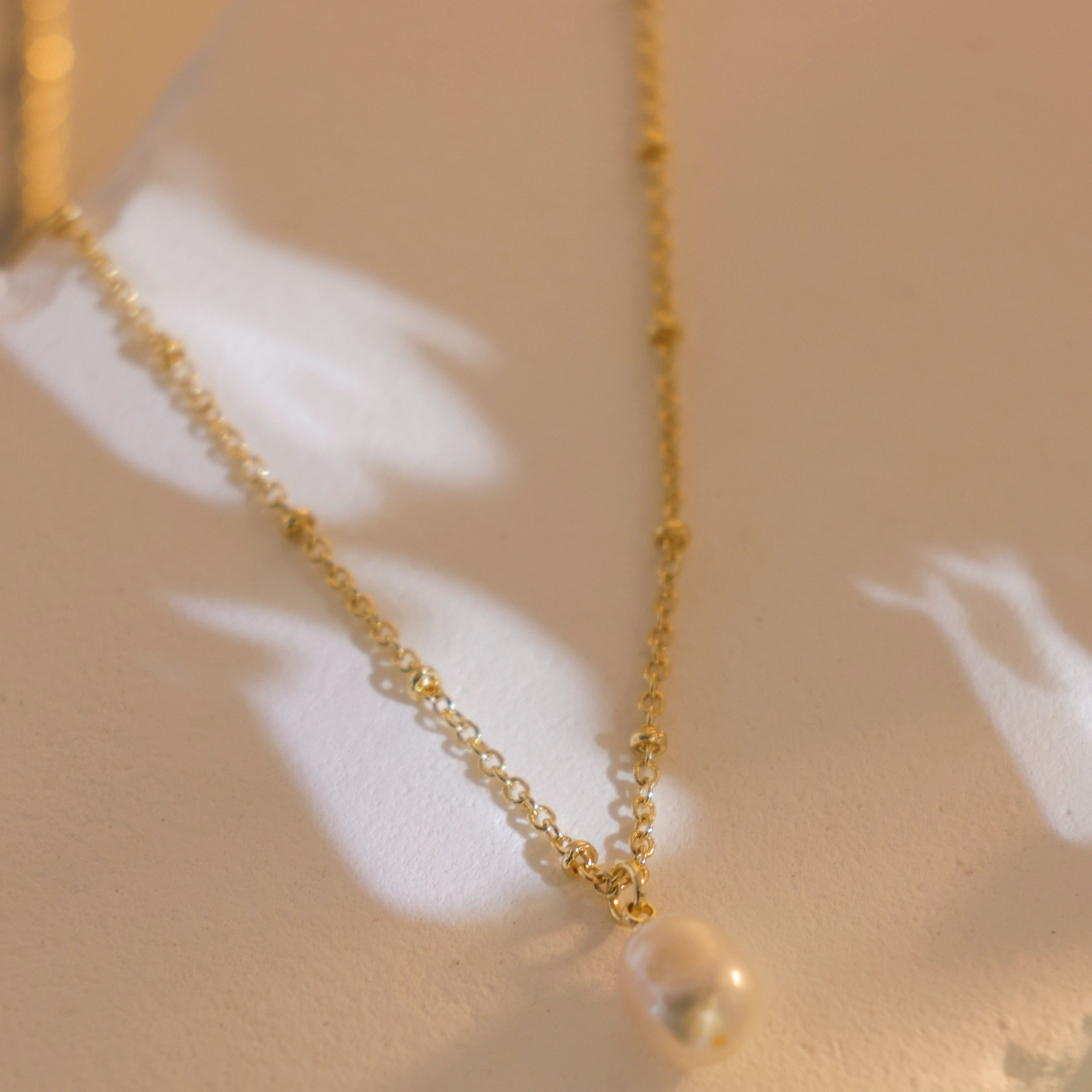 1pc Retro French Freshwater Pearl Pendant Necklace, with a Fashionable Design And Elegant Temperament for Women. It Is Versatile All Year Round And a Birthday Gift for Friends, Mothers, And Daughters